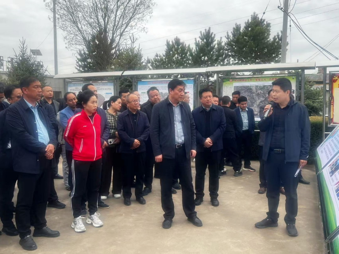 与会人员观摩了鱼河峁镇岔上村草原承包好经验、好做法.png